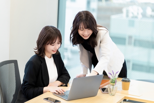 ご教示とご教授を調べる女性
