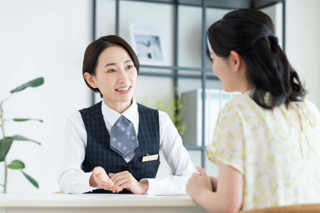 説明する女性