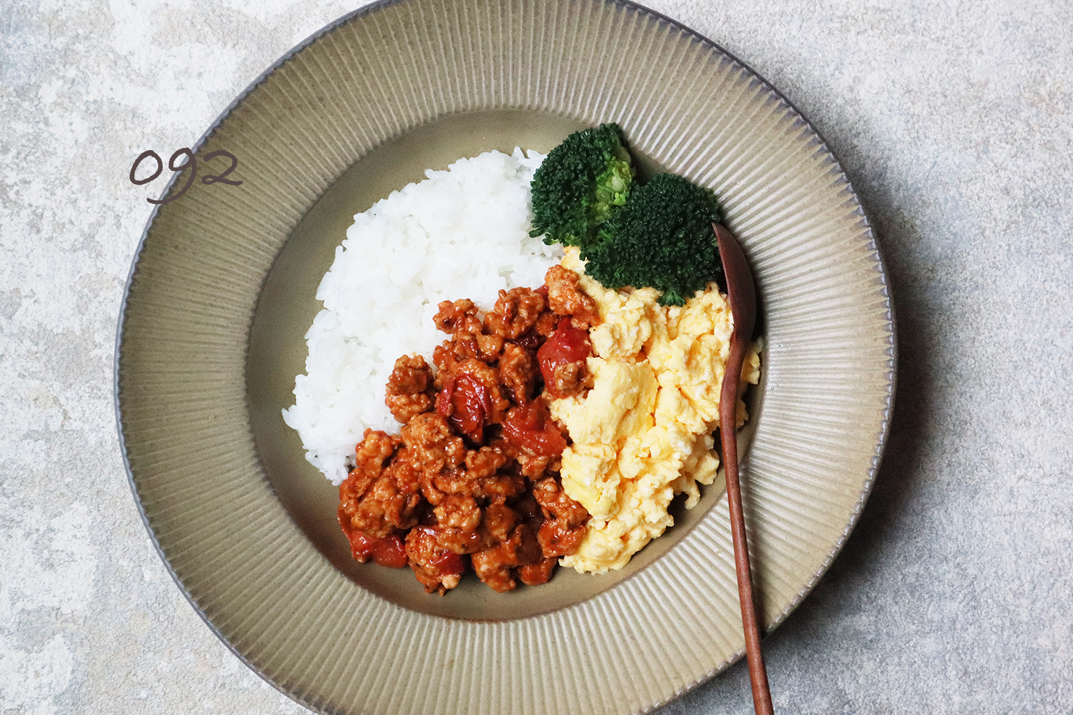 5分炒めるだけで簡単！ひき肉とトマトで「洋風デミそぼろ」