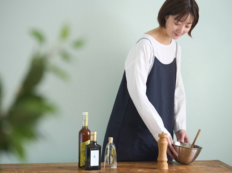 肩が凝らず、お手入れ楽ちん!「軽くて汚れに強いナイロンキャミエプロン」