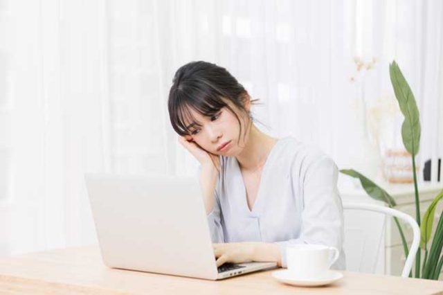 悩む女性
