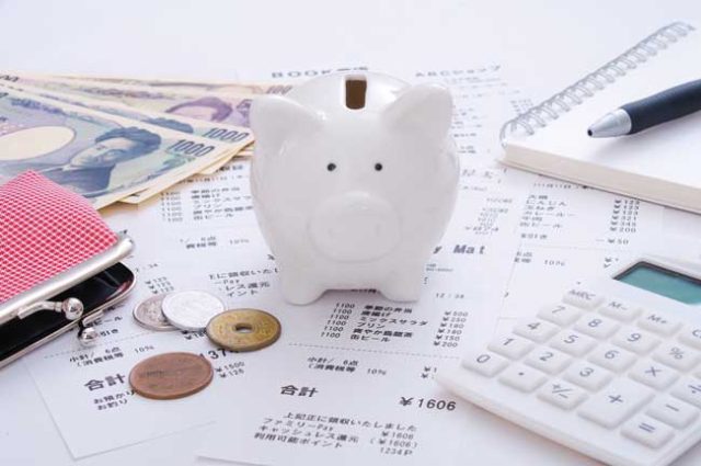 豚の貯金箱とお金と電卓