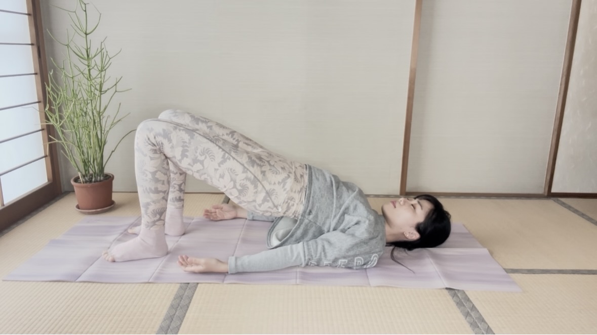 春の寒暖差に負けない！ゆるめて巡らす「背骨ほぐし」ピラティス