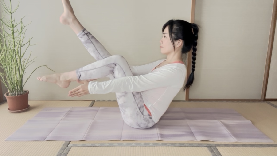 お腹に効く！「V-sitポジション」で腹筋×バランスピラティス