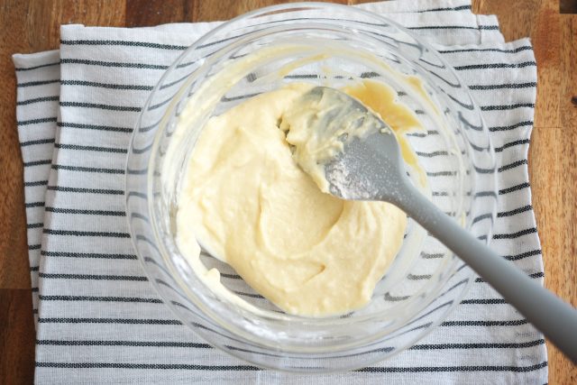 ボウルに卵、絹ごし豆腐を入れて混ぜる
