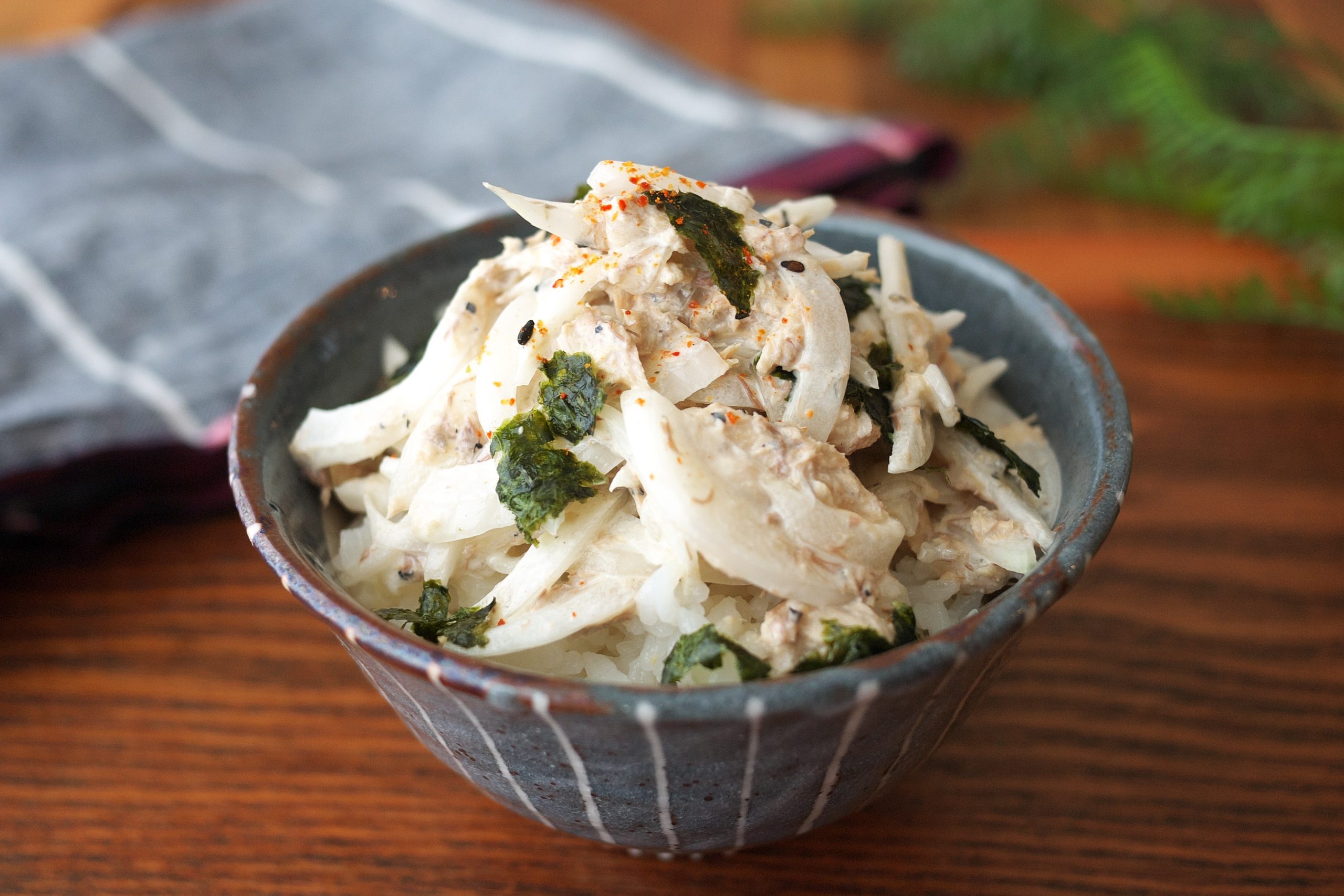 血液サラサラ！火を使わず5分でやみつき「新玉サバマヨ丼」