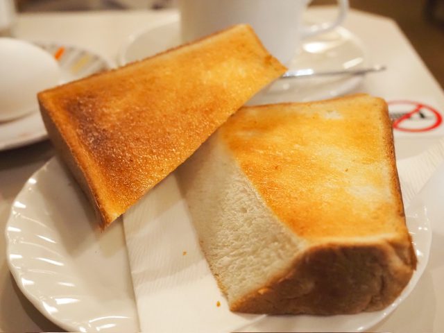 新橋のパーラーキムラヤ」バタートーストの断面