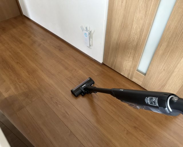 フローリングに掃除機をかける
