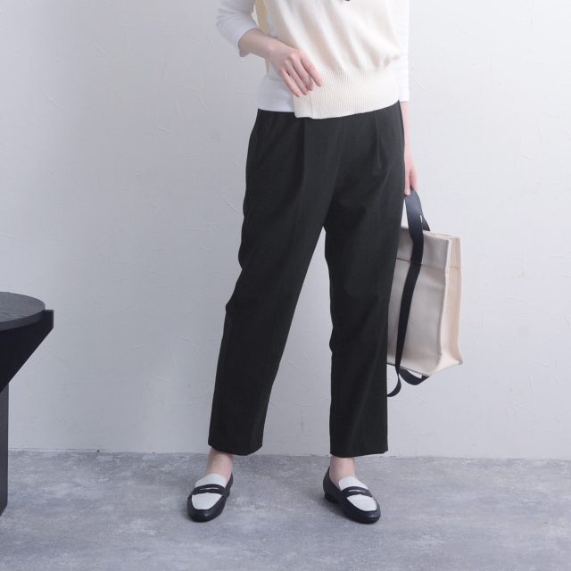 骨盤底筋サポート タックテーパードパンツ