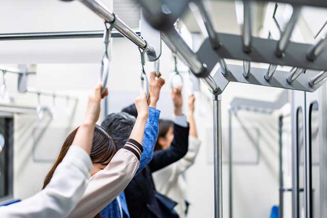 電車の中 つり革