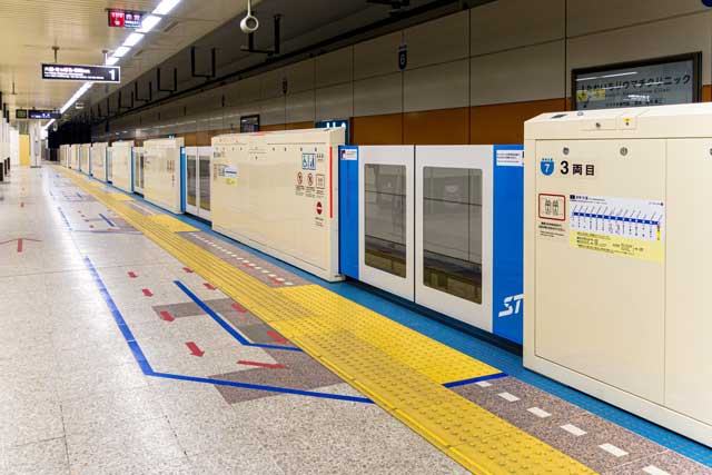 電車　ホーム