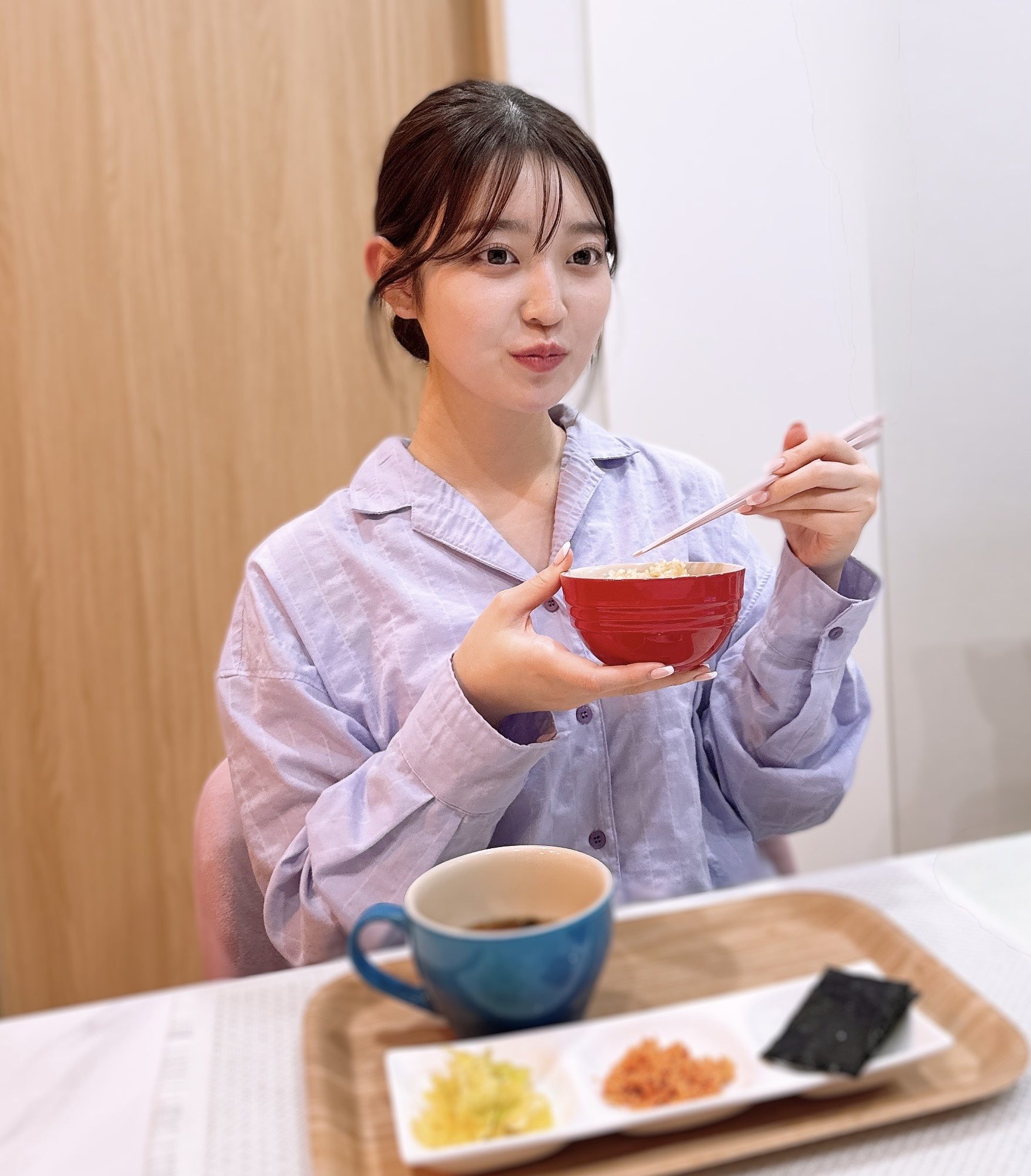 お味噌汁を食べる阪口珠美さん