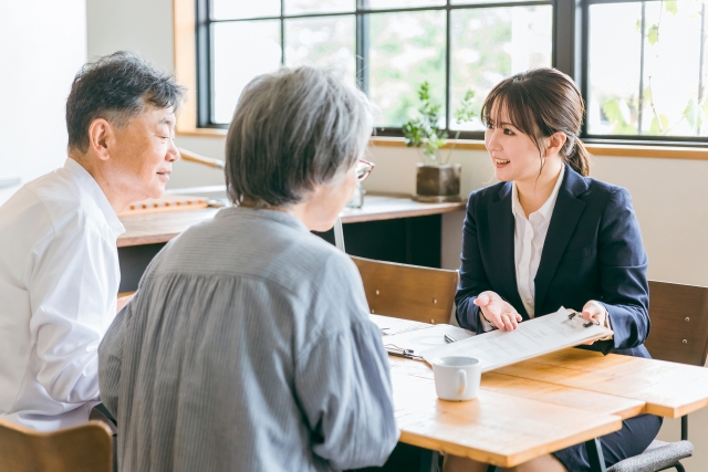 年配の方に説明する女性