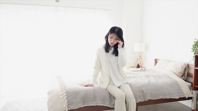頭をおさえる女性