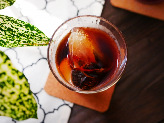 冷たいドリンクを飲んでも水滴がつきにくい！「KINTO ダブルウォール コーヒーカップ」