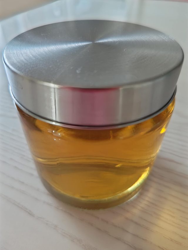 だしを注ぐ様子。シンプルだけど滋味深い