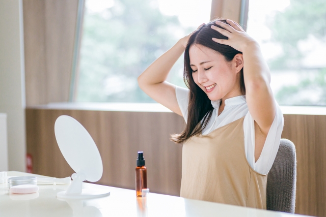 頭皮マッサージをする女性