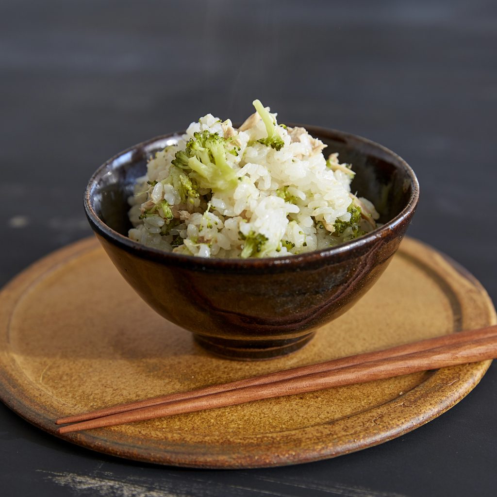 忙しい日にぴったり！炊飯器で作る「素材2つの炊き込みご飯」レシピ3選