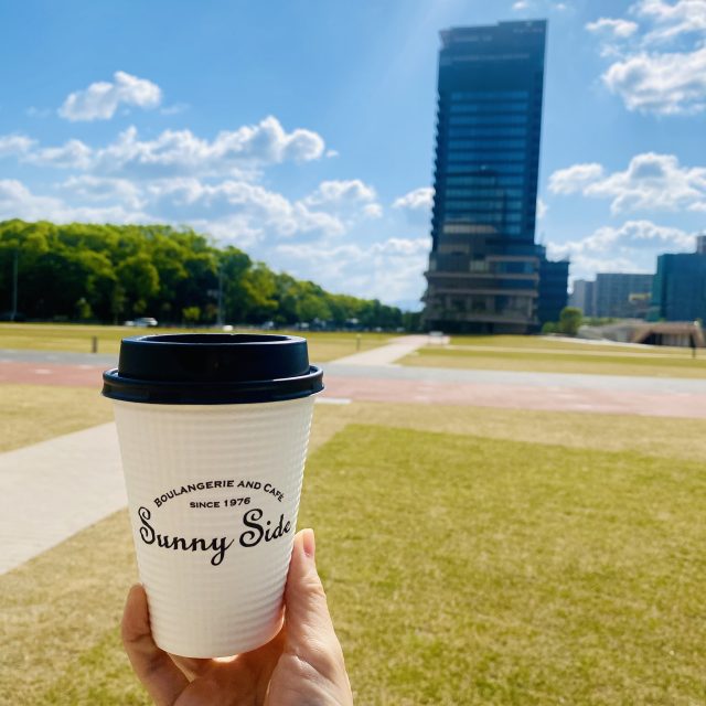 青空の下に置かれたSunny Sideのドリンクカップ