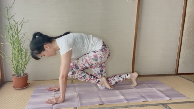 膝を寄せる