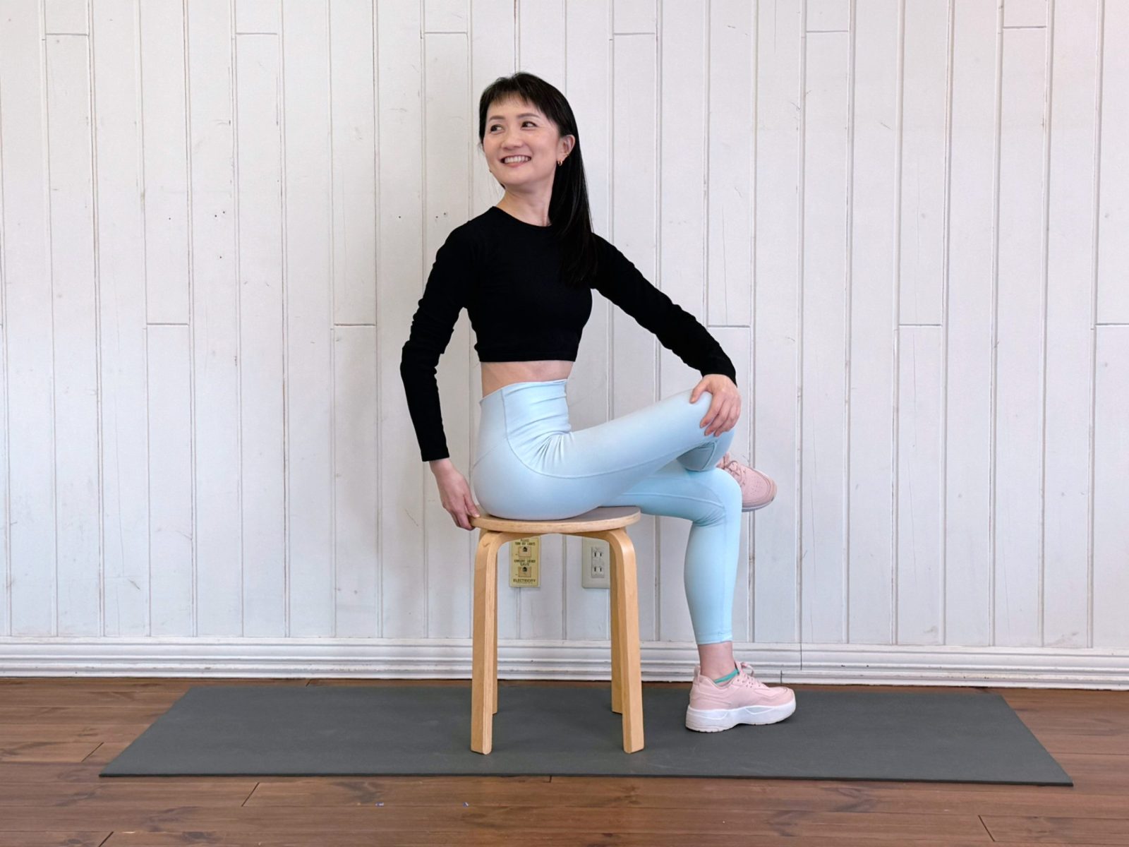 30秒だから続く！すきま時間に簡単「腹筋なし」くびれストレッチ