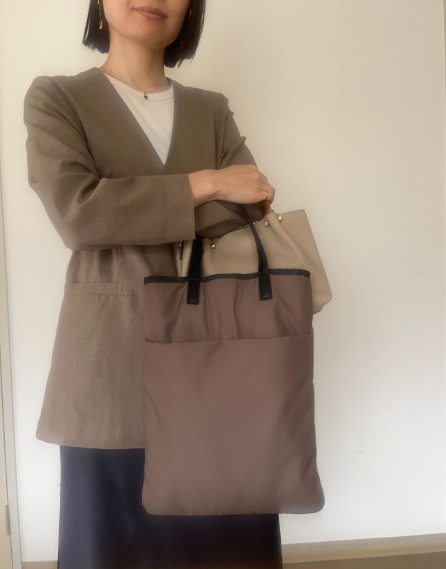 茶色のバッグを持つ女性