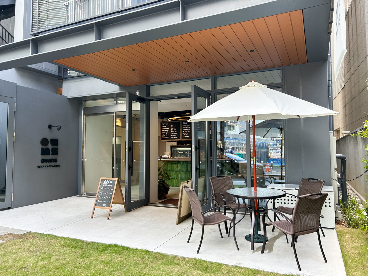 ZTTo morning お店の前