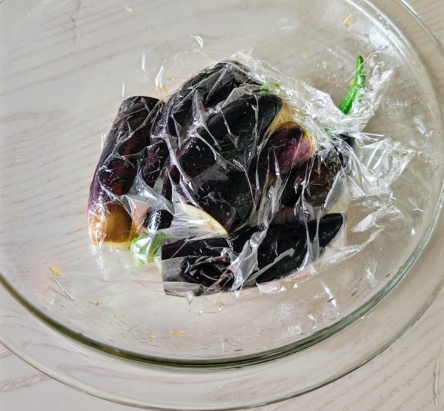レンジ調理したナスとオクラ