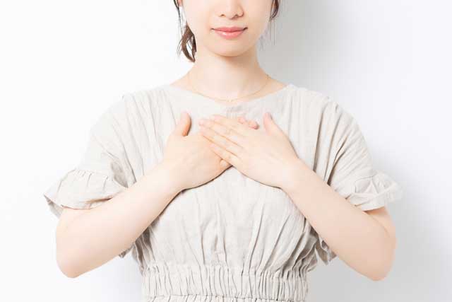 胸に手を当てる