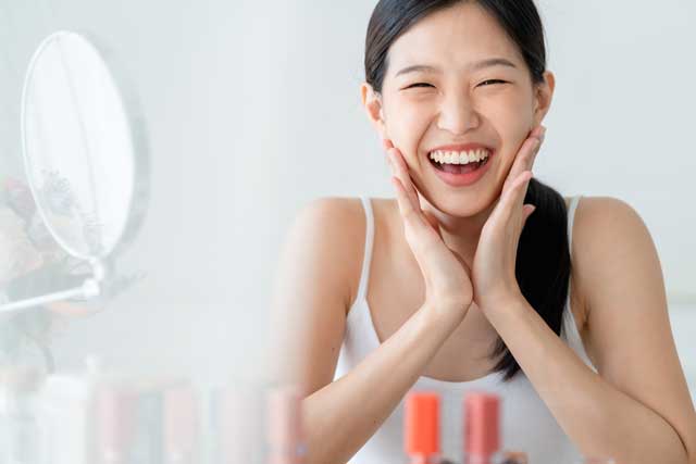 朝 笑顔 女性
