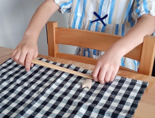 テーブルセットをする子どもの手元