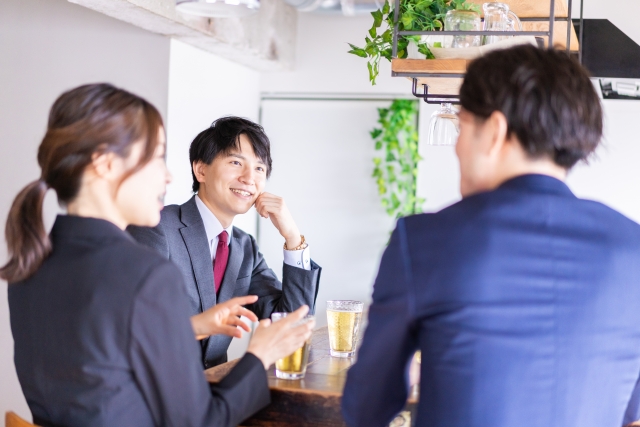 交流する男女