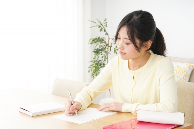 勉強する女性