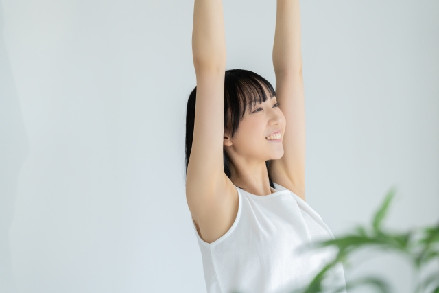 両手を上げる女性