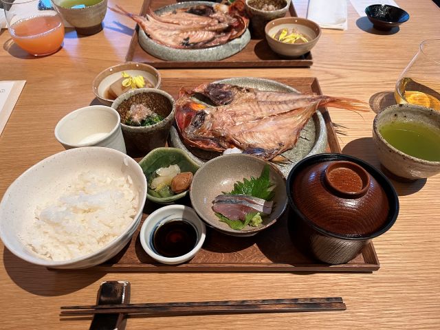 【熱海】静かな雨と朝ごはんの癒し旅。「SOKI ATAMI」で味わう、心ほどけるひととき