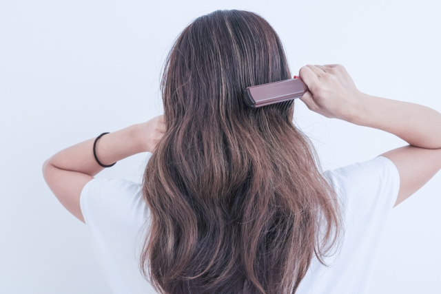 「湿気で髪がまとまらない」を解決するには？美容師おすすめのヘアケア