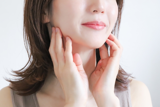 顔のゆるみが気になる人必見！自宅でできる「フェイスラインたるみ対策」3選