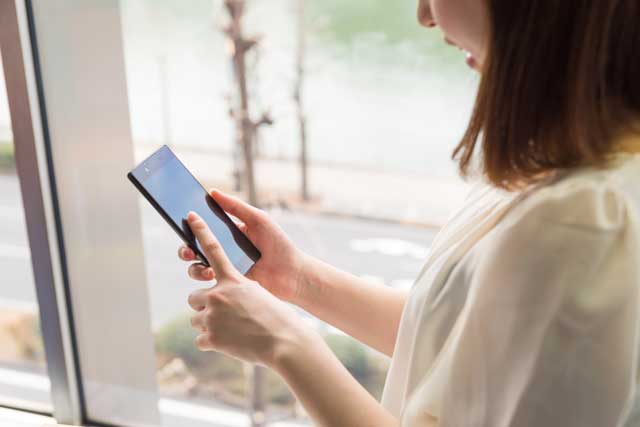 スマホを持つ女性