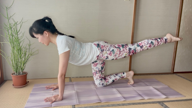 片脚を伸ばした女性