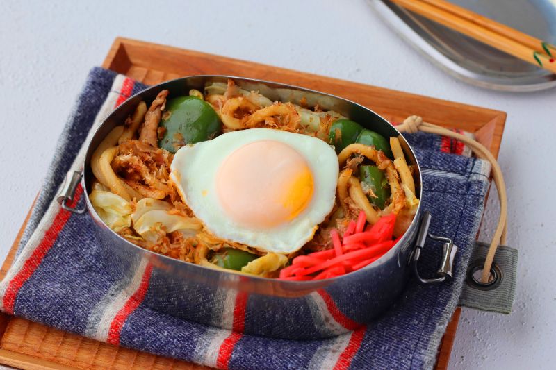 ごはんがない朝に◎時短＆簡単「ソース焼きうどん」「目玉焼き」2品弁当