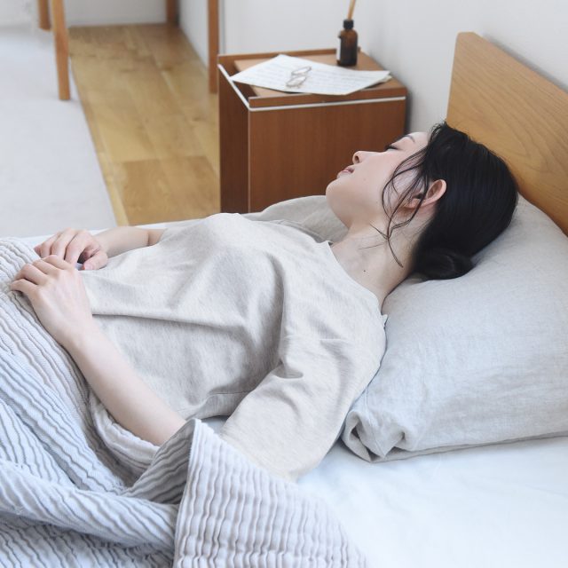 眠る女性