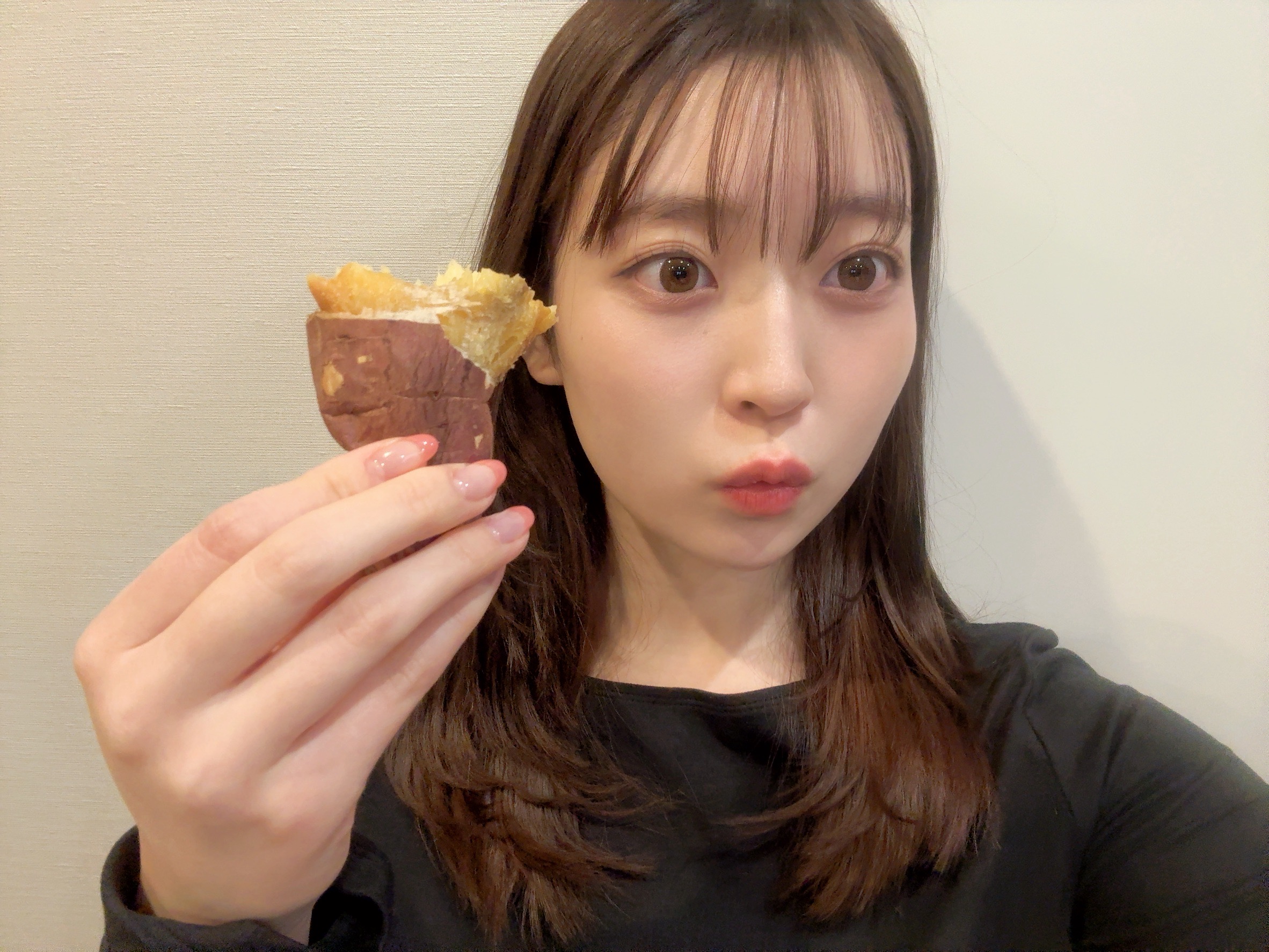 焼き芋を食べる阪口珠美さん