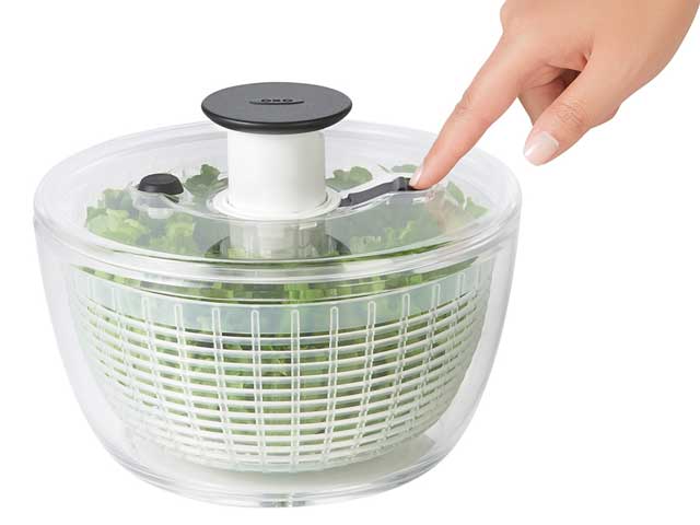 いつものサラダが絶品に！水切りが簡単な「OXO クリアサラダスピナー」