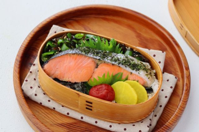 レンジ1回で2品完成！「塩鮭のレンジ蒸し」「ピーマンと塩昆布のナムル」のっけ弁当