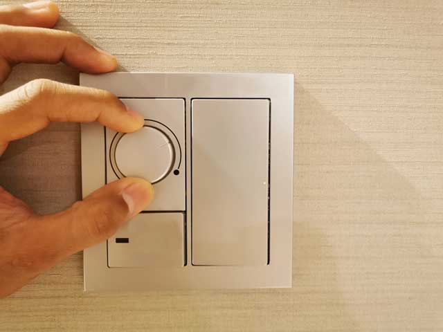「電気のつけっぱなし」って英語でどう言う？