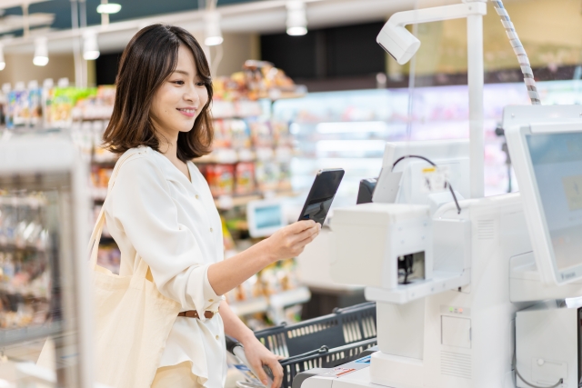 買い物する女性