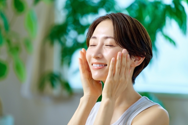 頬に手を当てる女性