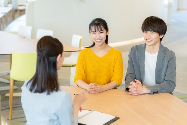 保険の営業担当者と夫婦