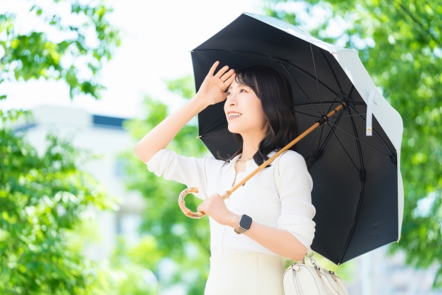 日傘を指す女性