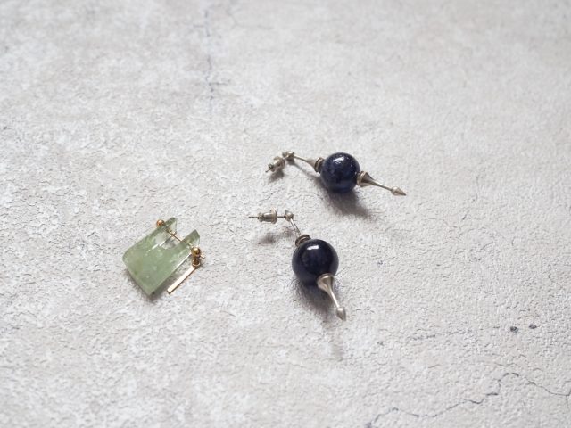石のアクセサリー